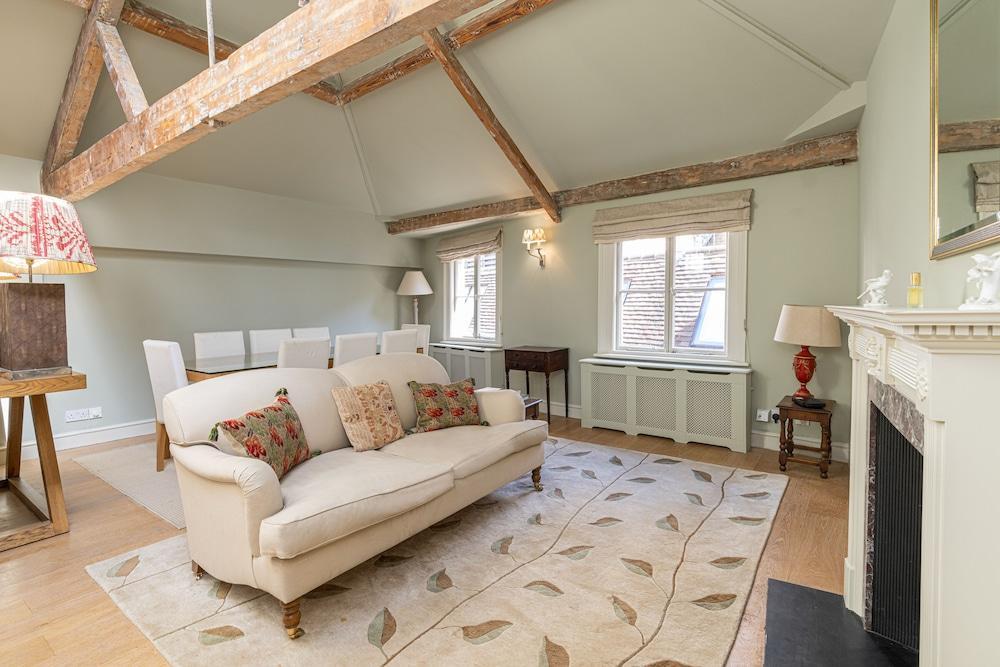 JOIVY Elegant 2-Bed Mews Flat Near Buckingham Palace - Tap to explore photos
