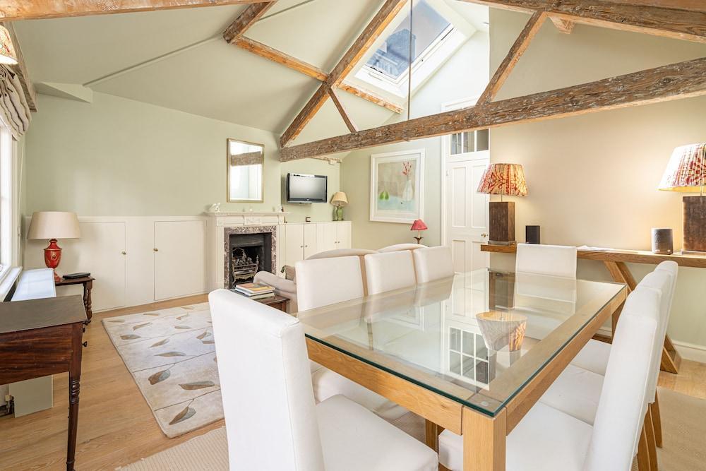 JOIVY Elegant 2-Bed Mews Flat Near Buckingham Palace - Tap to explore photos