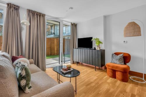 MySquare Two Bedroom Apartments in Limehouse - Tap to explore photos