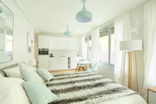 Studio Eiffel Tower by Studio prestige