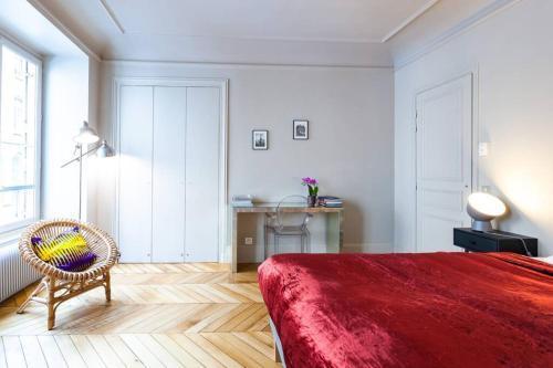 Champs-Élysées-Monceau-Luxury 2-Bedroom Apartment - Tap to explore photos