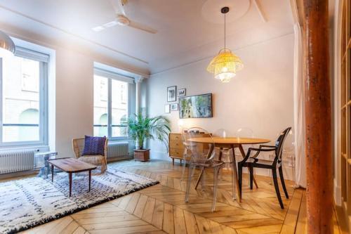 Champs-Élysées-Monceau-Luxury 2-Bedroom Apartment - Tap to explore photos