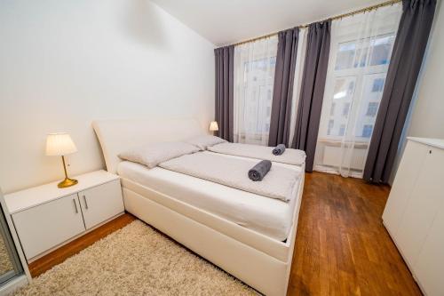6 Bob's Apartments - 3 bedrooms, King size beds Room Type - Three-Bedroom Apartment