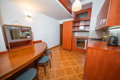 6 Bob's Apartments - 3 bedrooms, King size beds - Tap to explore photos