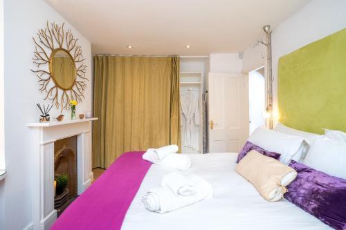 Stylish flat with private yard in Shepherd Bush - Tap to explore photos