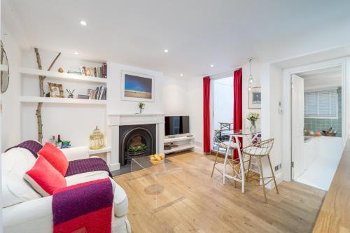 Stylish flat with private yard in Shepherd Bush - Tap to explore photos