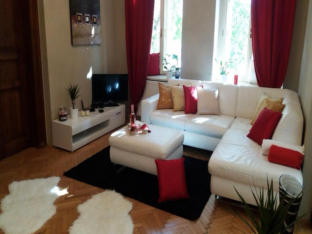 Family Flat 120m2, Praha 2 Vinohrady - Tap to explore photos