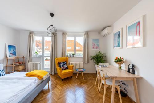 BRIGHT CHARMING Apt with TERRACE, PARKING & AirCo. - Tap to explore photos