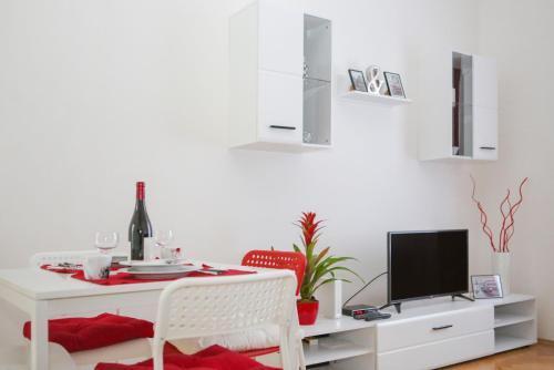 Stylish apartment Flora - Tap to explore photos