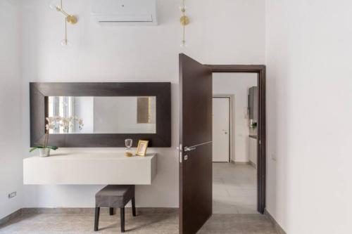iFlat Monti Elegant Apartment with Terrace - Tap to explore photos