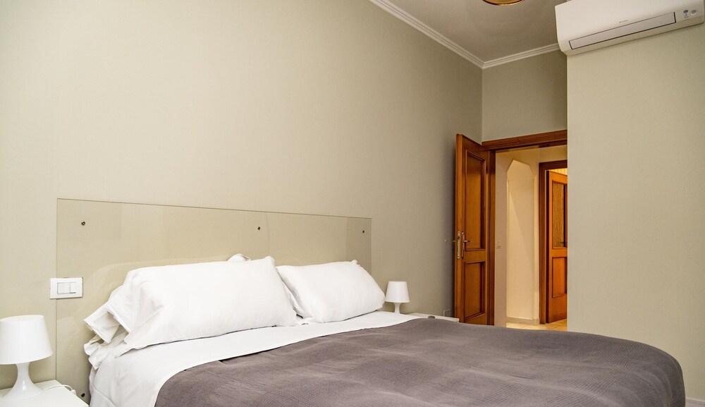 Mecenate Apartment Cavour - Tap to explore photos