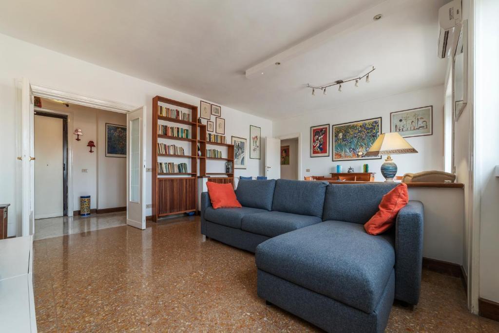 GuestHost - Roomy and Bright Apartment with Terrace