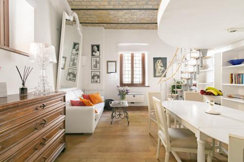 Leopardo 28 - Loft in Trastevere Room Type - Apartment - Split Level Leopardo 28 - Loft in Trastevere Room Type - Apartment - Split Level
