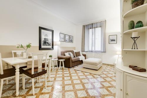 Appartamenti con vista Piazza Testaccio Room Type - Apartment with Balcony