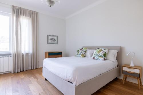 Top Floor Apt with Rooftop Terrace near St. Peter - Tap to explore photos