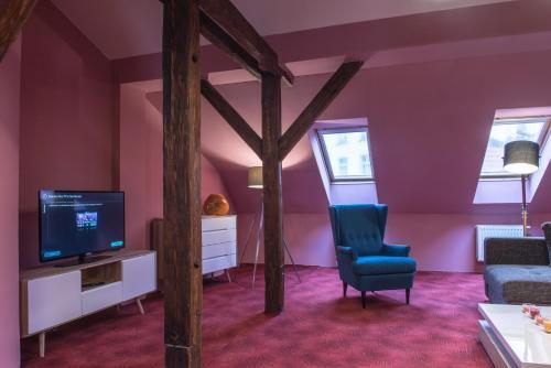 Spacious and Quiet Attic Flat in Centre - Tap to explore photos