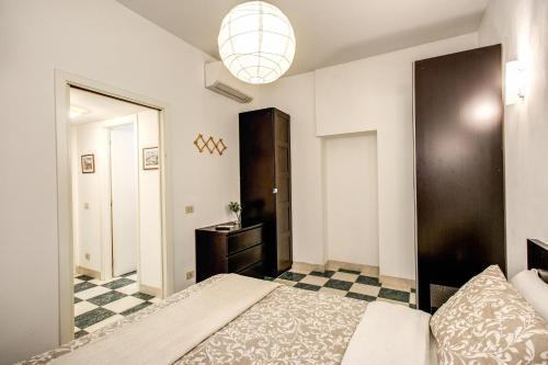 Popolo accommodation - Lovely Central apartment - Tap to explore photos