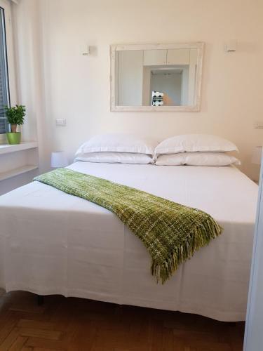 Erida 2 Apartment Spanish Steps - Tap to explore photos