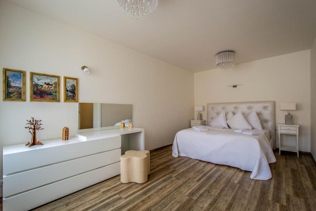 Unique Charles Bridge 2BDR Apartment. - Tap to explore photos