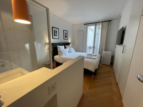 RESIDENCES HARCOURT - Ile Saint Louis - PARIS - Tap to explore photos