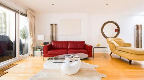 Notting Hill Luxury Duplex - Tap to explore photos
