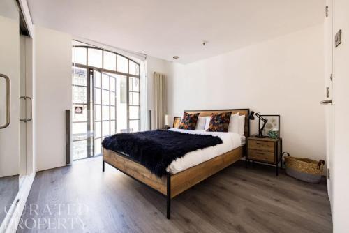 Central Soho Warehouse Loft with Concierge