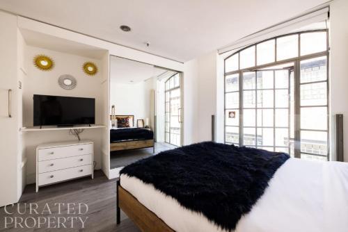 Central Soho Warehouse Loft with Concierge - Tap to explore photos