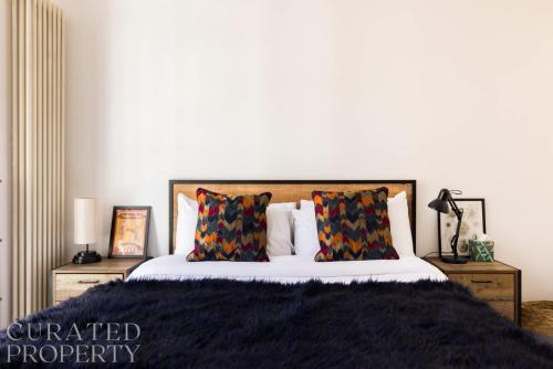 Central Soho Warehouse Loft with Concierge - Tap to explore photos