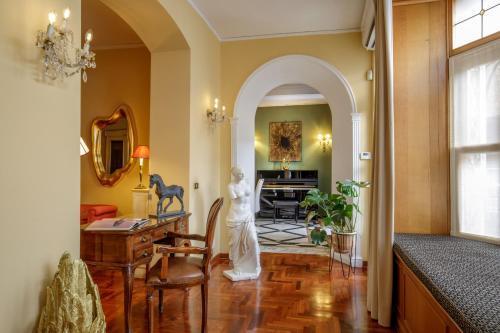 Condotti Spanish Steps Ambassador Apartment - Tap to explore photos