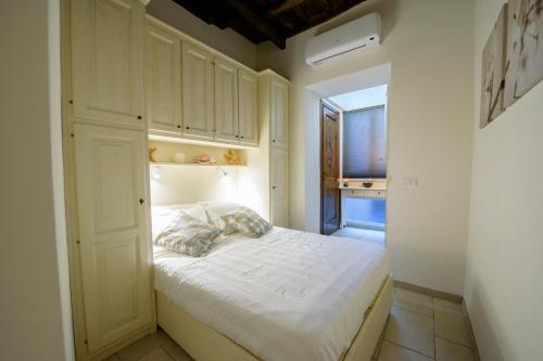 NEW NAVONA ELEGANT APARTMENT - Tap to explore photos