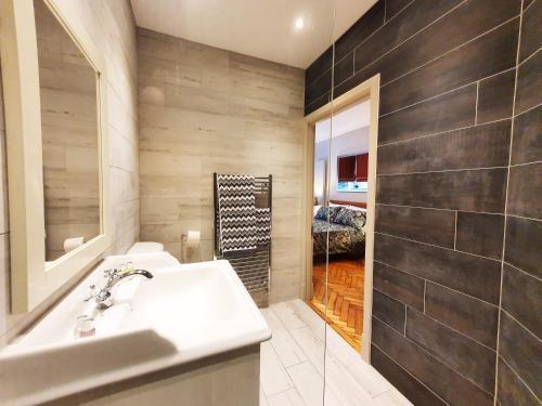 St Paul's Studios apartment - Tap to explore photos