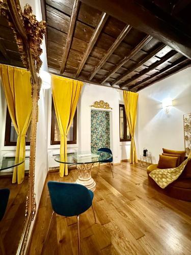 Via della Scala Suite - Tap to explore photos