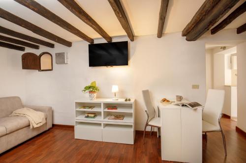 Best Apartment in Rome Campo de Fiori - Tap to explore photos