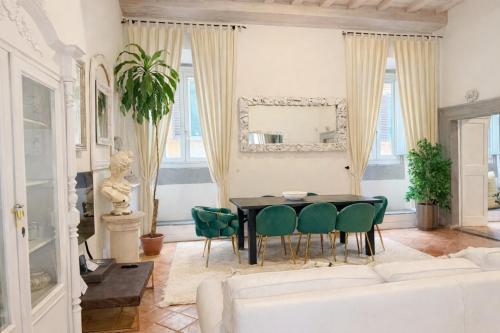 Luxury Apartment in Via dei Cartari Spacious, Elegant, Central Rome - Tap to explore photos