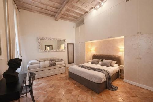 Luxury Apartment in Via dei Cartari Spacious, Elegant, Central Rome - Tap to explore photos