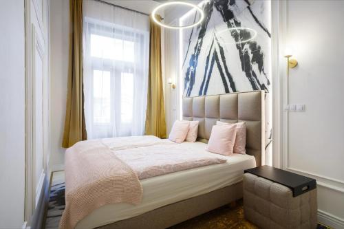 Palace Apartment by Main Station - Premier - Tap to explore photos