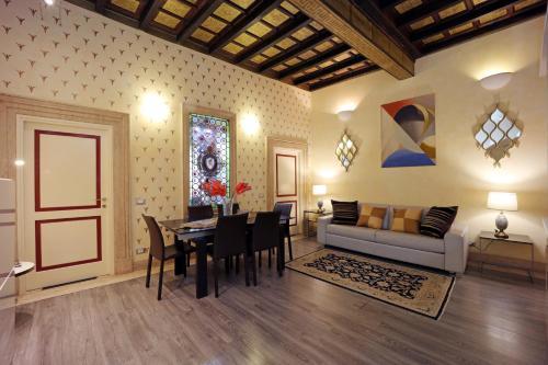 NSM 71VIADELCORSO Luxury Apartment con terrazzo - Tap to explore photos
