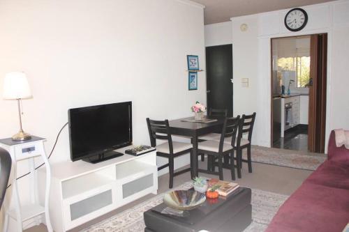 Macquarie Treetops - Sydney 2BR Apt in the heart of Macquarie Park - Tap to explore photos