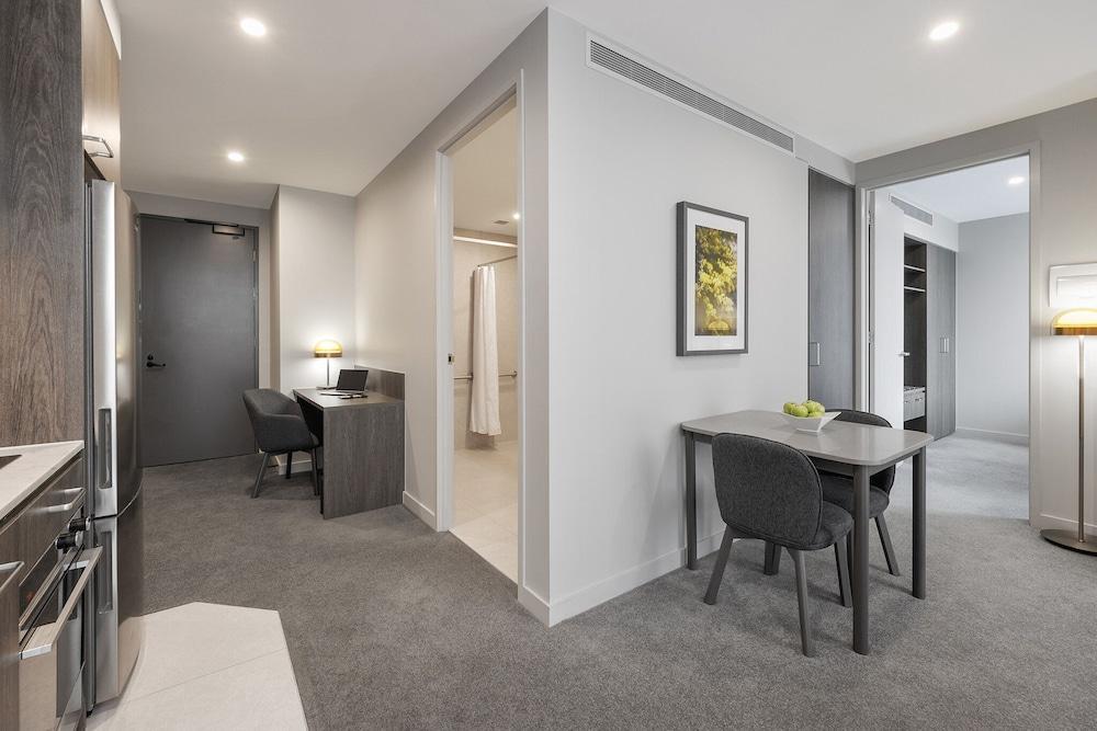 Oakwood Premier, Melbourne Room Type - Deluxe Room, 1 Queen Bed, Accessible