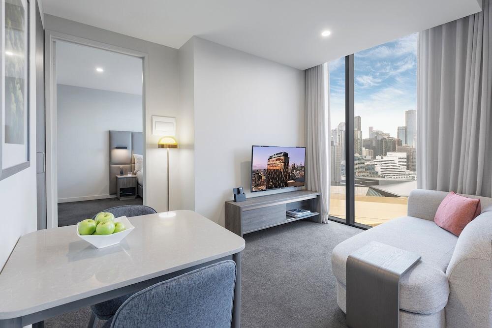 Oakwood Premier, Melbourne Room Type - Deluxe Room, 1 Queen Bed, Accessible