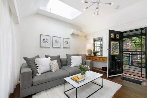 Paddington Garden Cottage with fast Wifi - Tap to explore photos