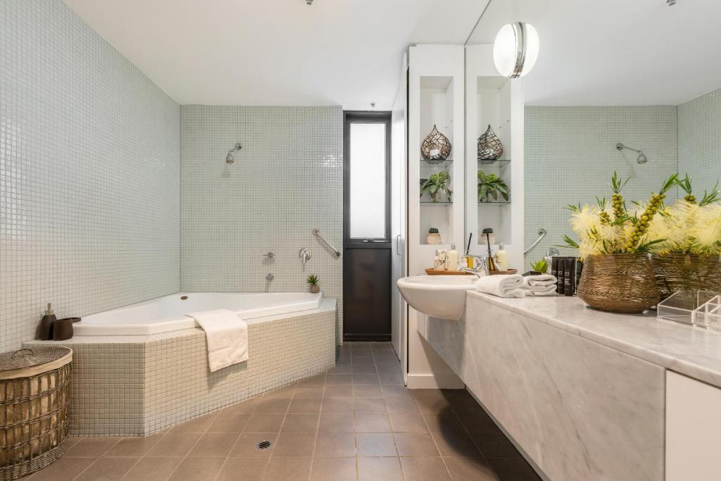 Nest on Bourke☆SPA☆LARGE 60SQM!!☆Chinatown☆Free tram☆ - Tap to explore photos