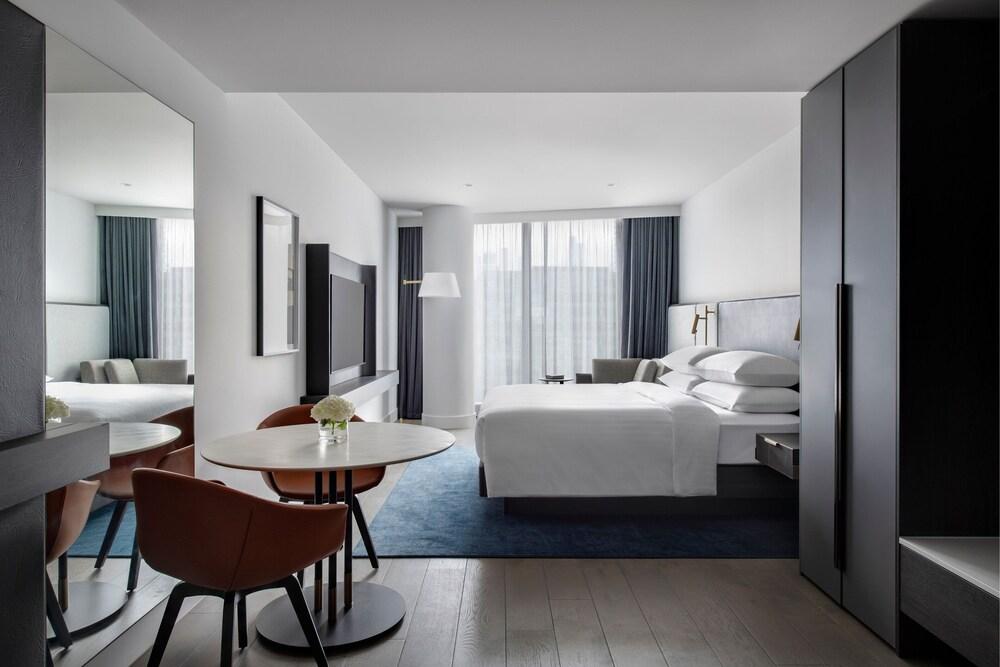 Melbourne Marriott Hotel Docklands Room Type - Deluxe Room, 1 King Bed