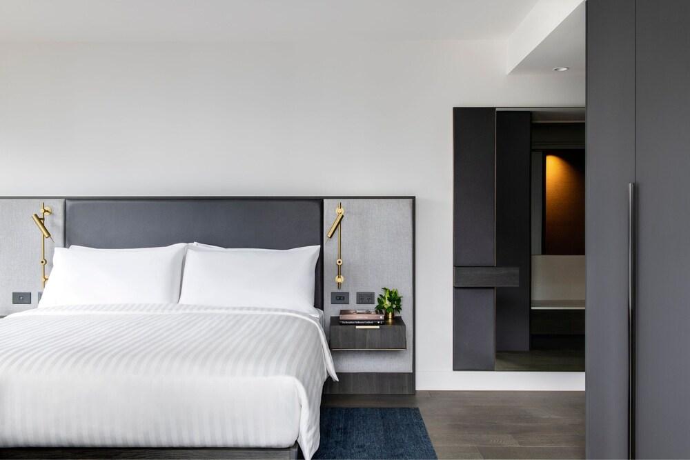 Melbourne Marriott Hotel Docklands Room Type - Premium Room, 1 King Bed