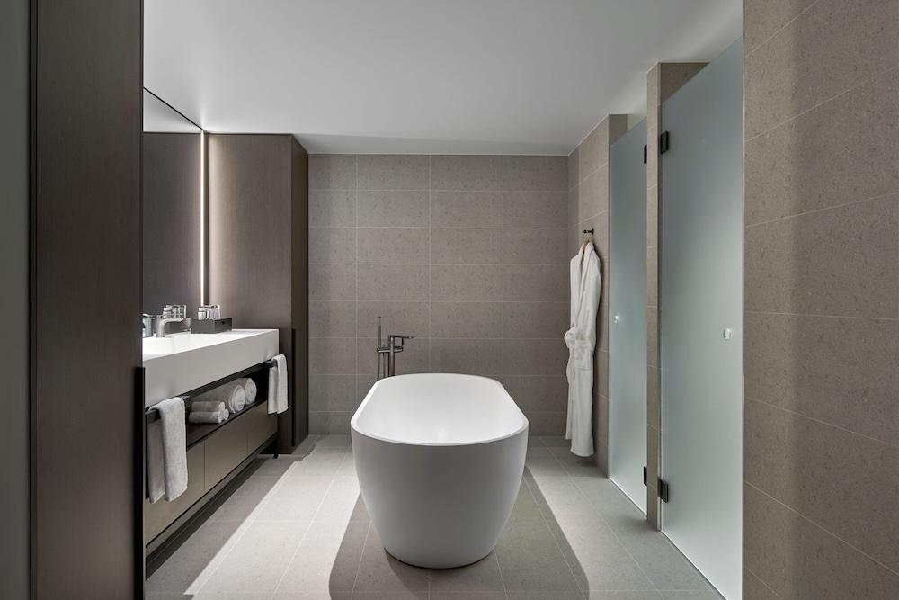 AC Hotel Melbourne Southbank by Marriott - Tap to explore photos