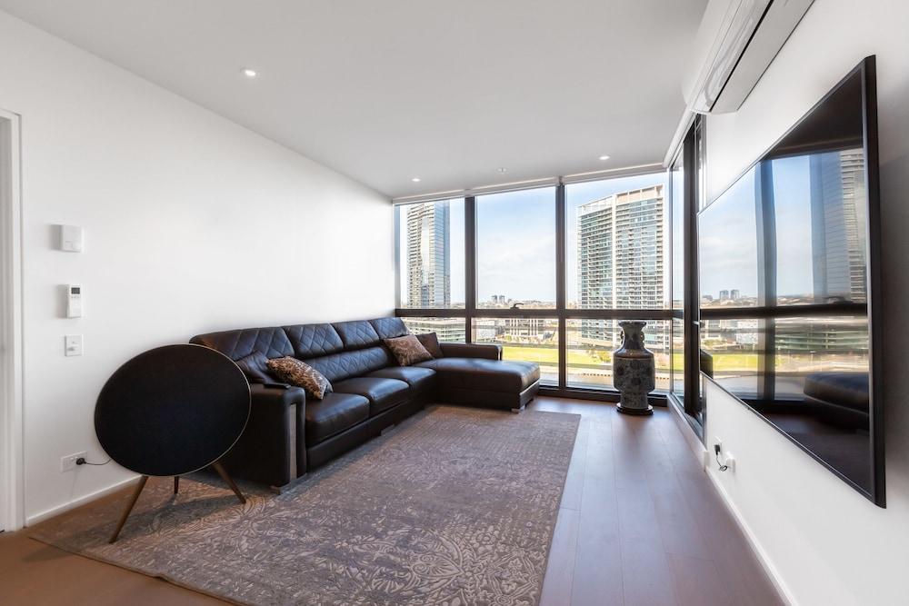 Sabrina, 2BDR Docklands Apartment - Tap to explore photos