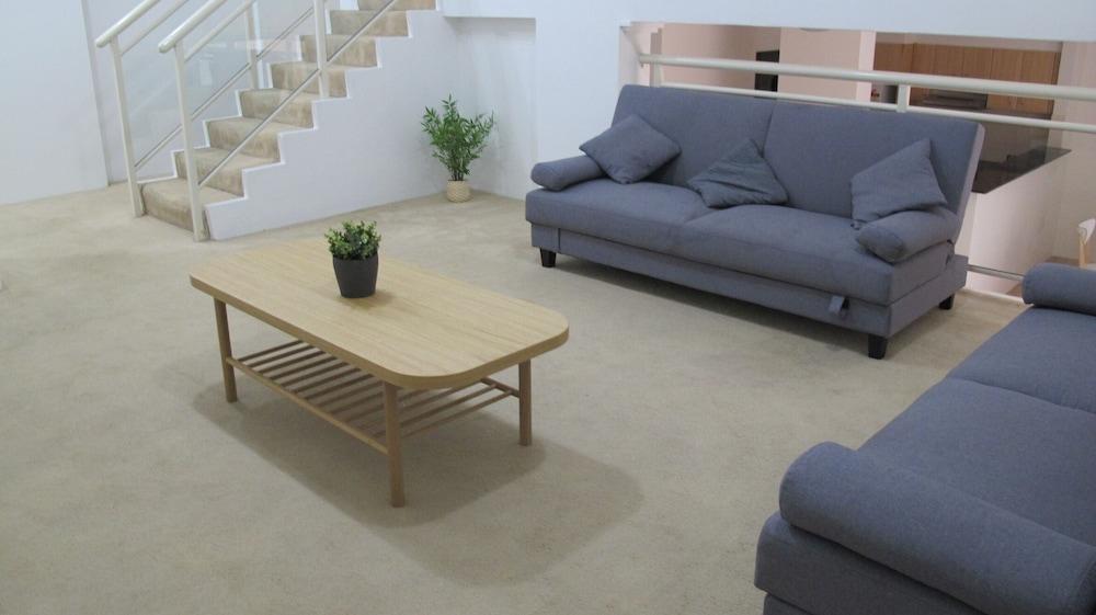 Spacious Ground floor apartment Unit 28 - Tap to explore photos
