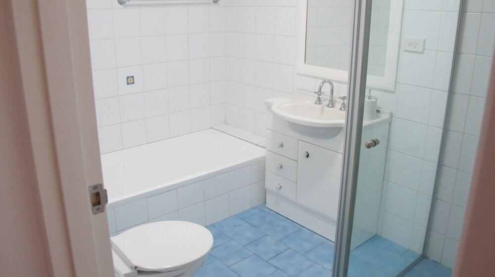 Spacious Ground floor apartment Unit 28 - Tap to explore photos