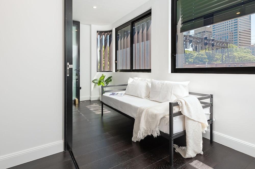 Luxury Sydney Apartment - Tap to explore photos