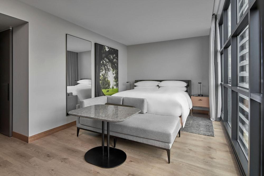 Courtyard By Marriott Melbourne Flagstaff Gardens Room Type - Deluxe Room, 1 King Bed Courtyard By Marriott Melbourne Flagstaff Gardens Room Type - Deluxe Room, 1 King Bed